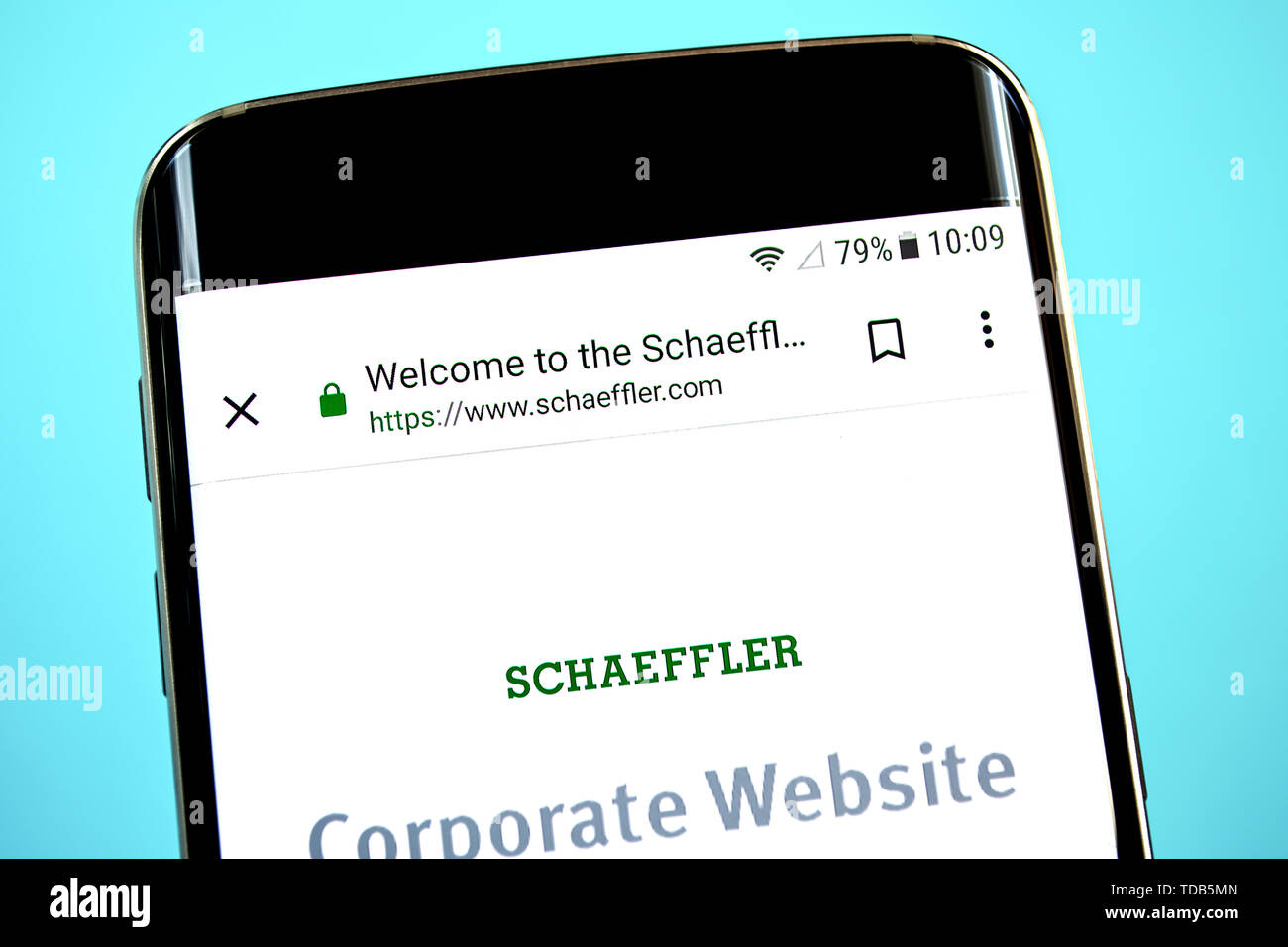 Berdyansk, Ukraine - 1. Juni 2019: Schaeffler Homepage. Schaeffler Logo sichtbar auf dem Bildschirm "Telefon" Stockfoto