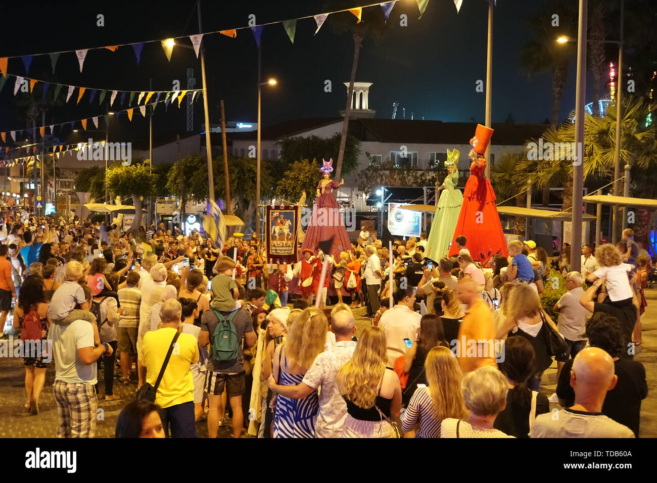Jährliches Festival der mittelalterlichen Kulturen Europas. Die Prozession der Spalte in der Karneval historische Kostüme der Stadt bei Nacht. Zypern, Ayia Stockfoto