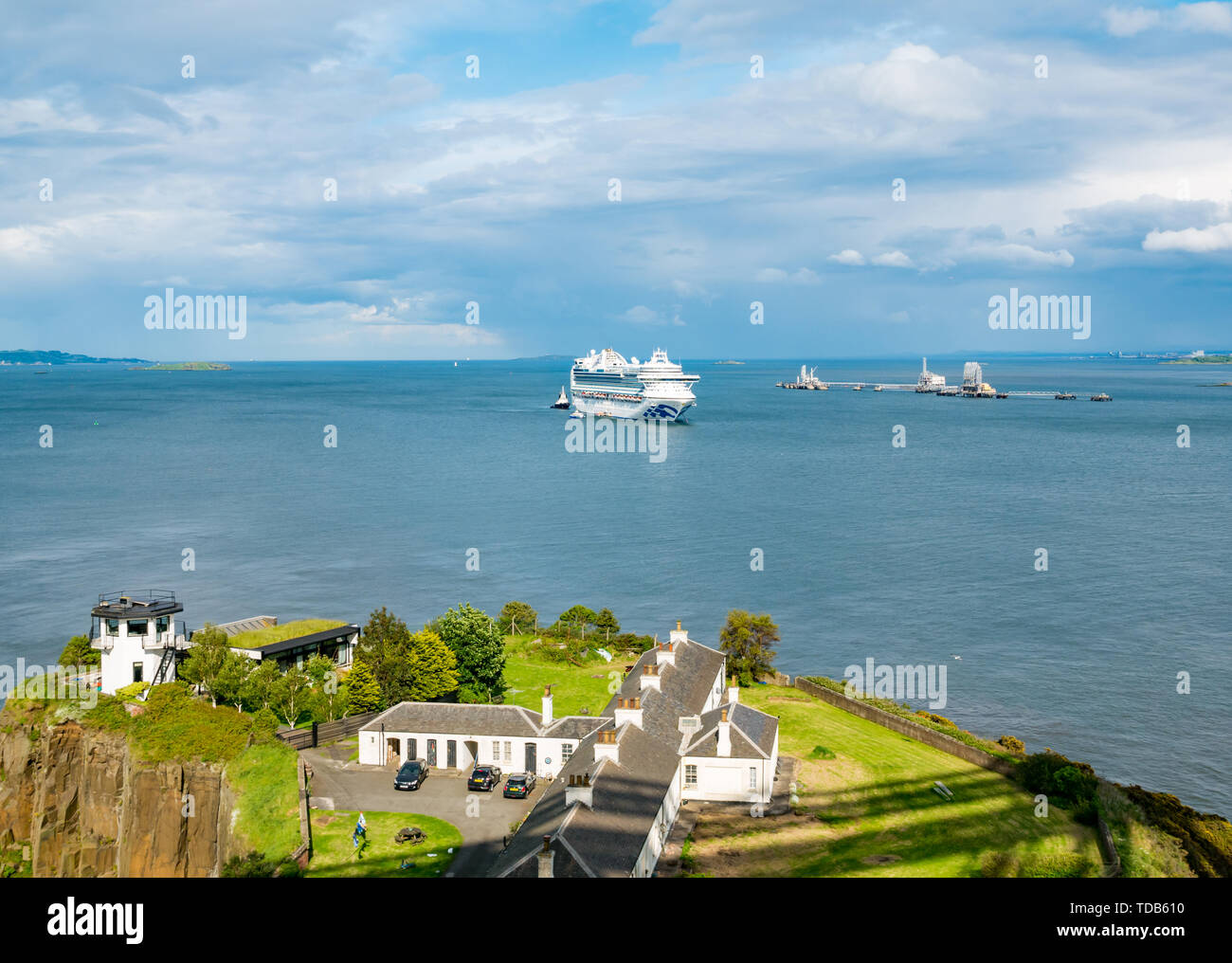 Princess Cruises Schiff, Crown Princess, günstig in Erhabene, von Forth Rail Bridge, Schottland, UK gesehen Stockfoto