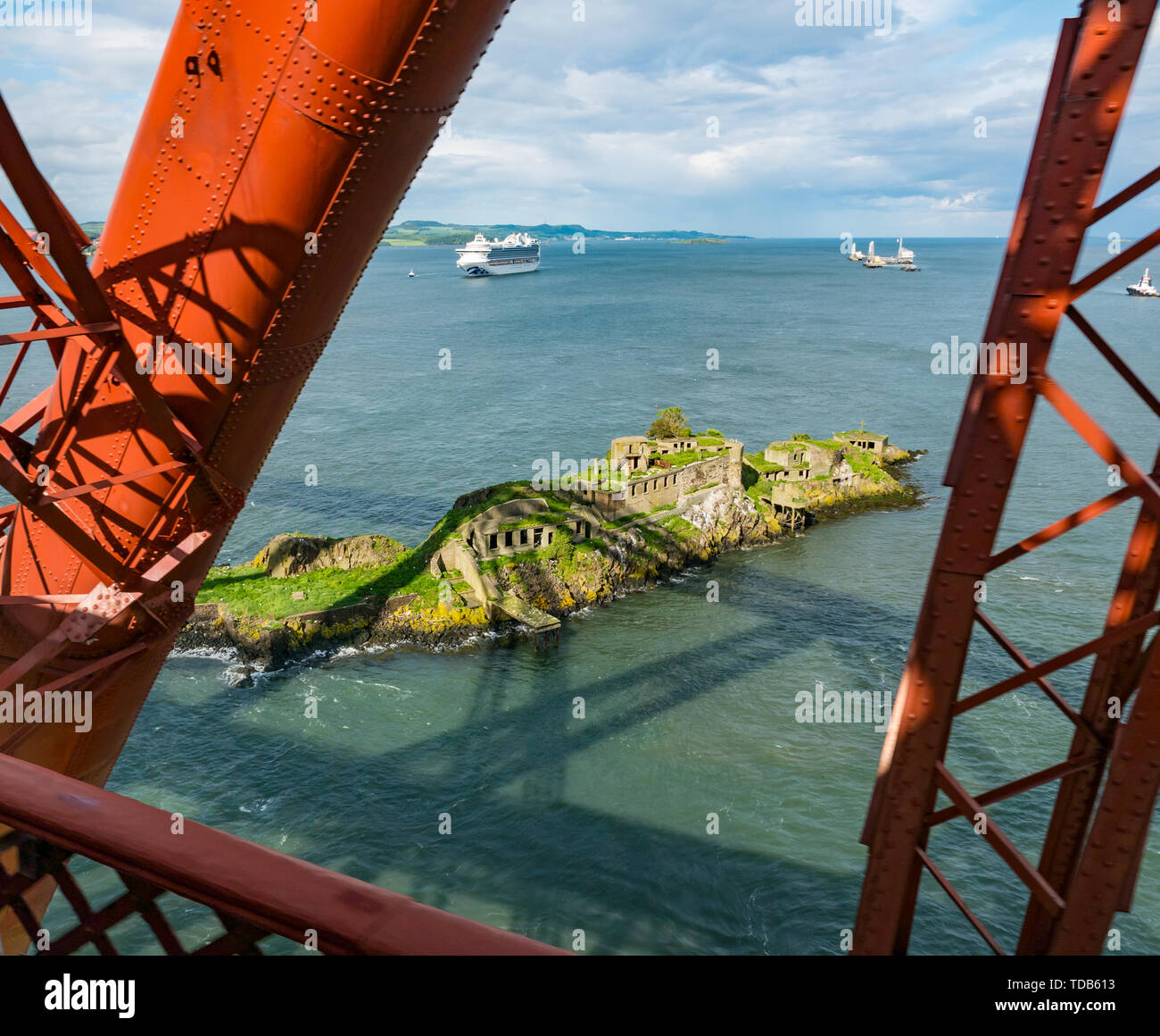 Weltkrieg Verteidigung Ruinen, Insel Inchgarvie, von Forth Rail Bridge, Firth-of-Forth, Schottland, UK gesehen Stockfoto