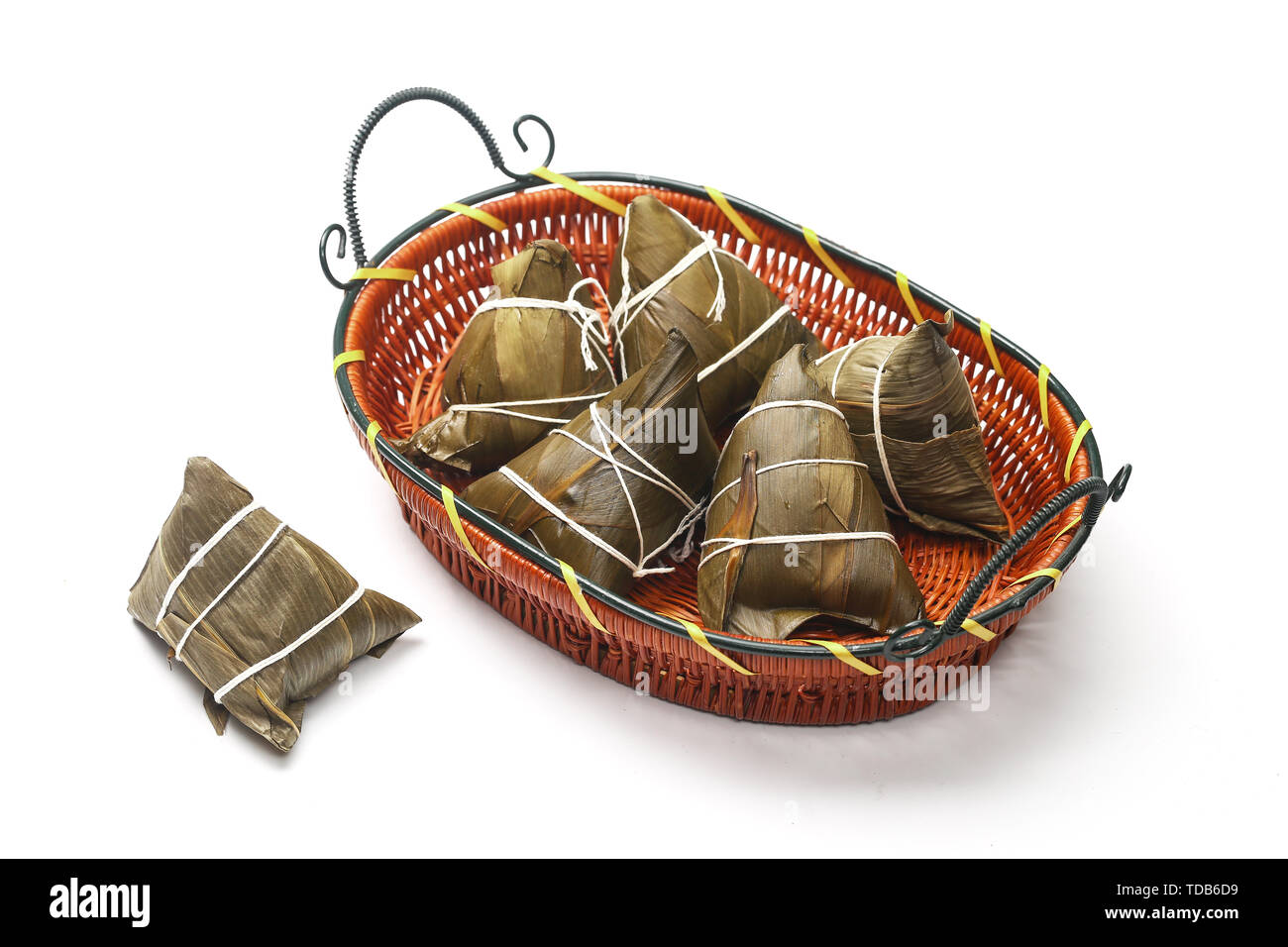 Dragon Boat Festival Zongzi in Bambus Korb vor weißem Hintergrund Stockfoto