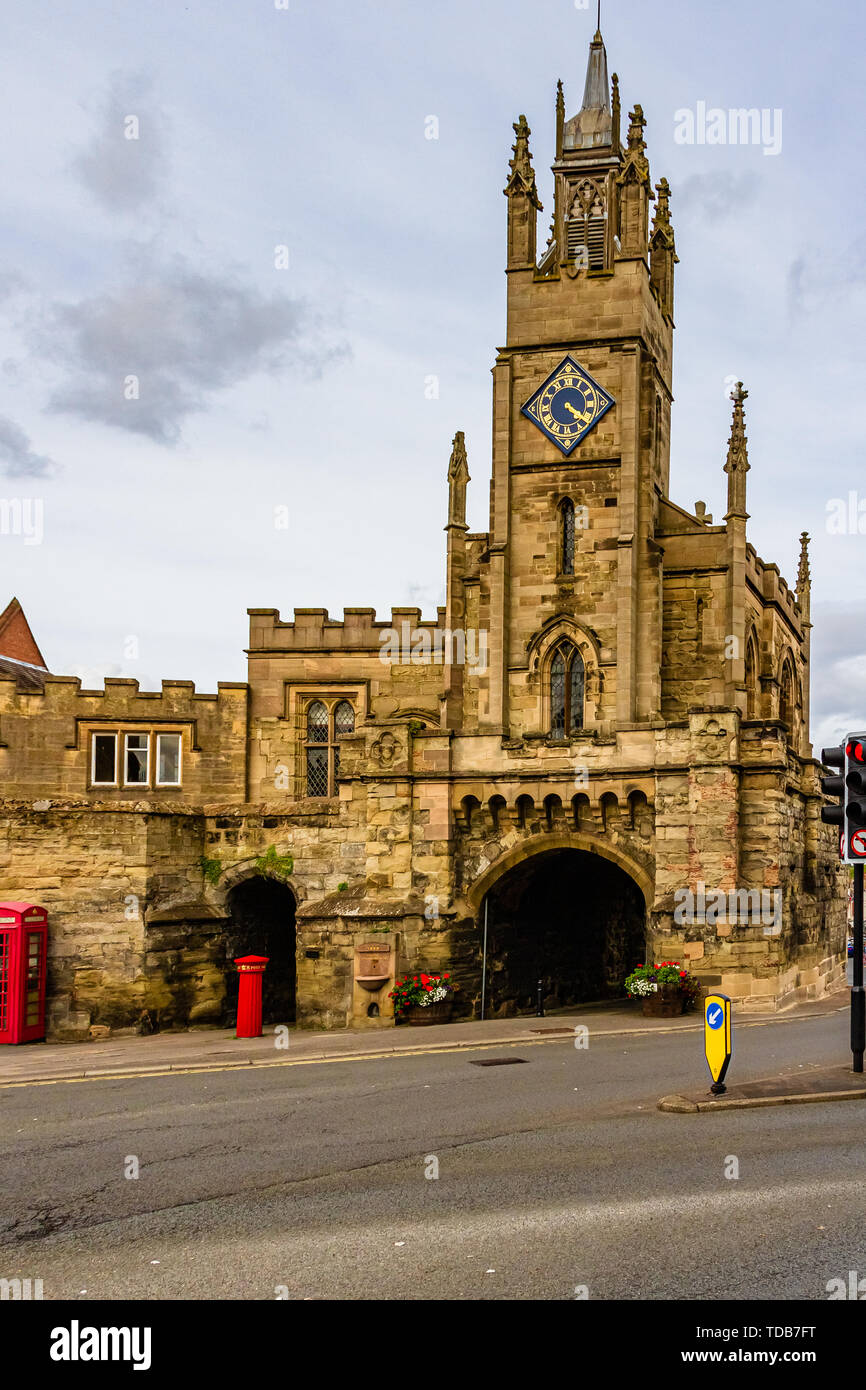 Warwick's Tor aus dem 15. Jahrhundert, mit St Peter's Kapelle Turm auf es im 18. Jahrhundert gebaut. Die Butts, Warwick, Warwickshire, Großbritannien. 2018. Stockfoto