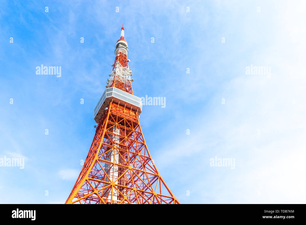 berühmte Tokyo Fernsehturm im blauen Himmel Stockfoto