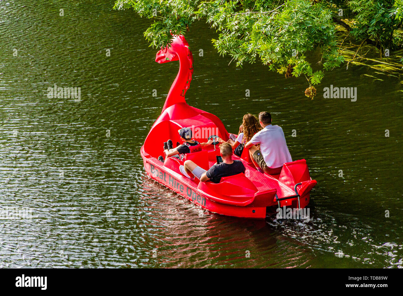 Eine bunte Drachen geformt Tretboot auf dem Fluss Avon, Warwick, Warwickshire. Sommer 2018. Stockfoto