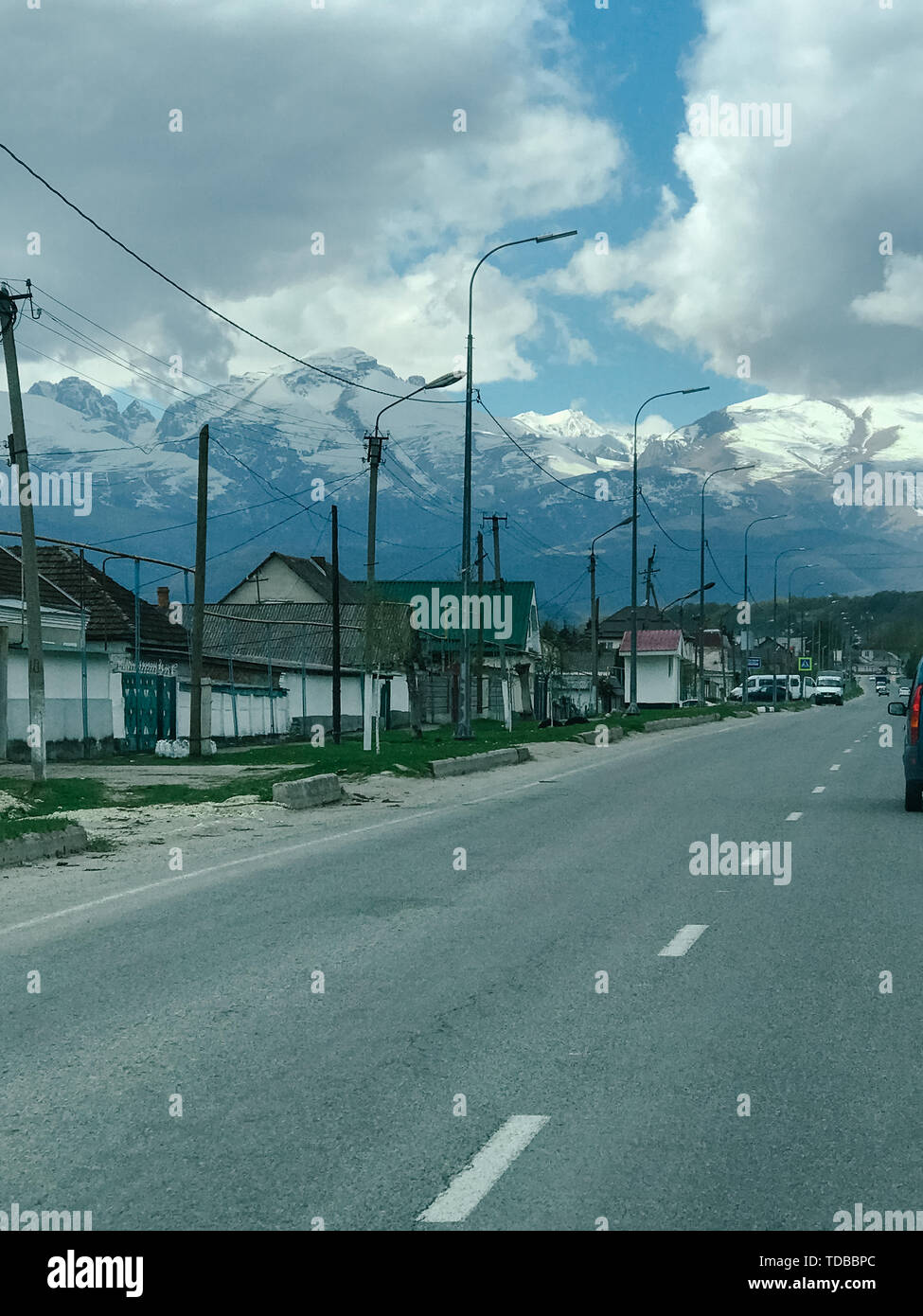 Autobahn auf der linken Seite des Hauses und die Berge sowie die Himmel mit weißen Wolken Stockfoto