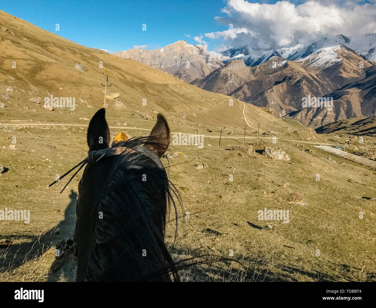 Ein Pferd reiten erste Person ansehen und einen Blick auf die Berge Stockfoto