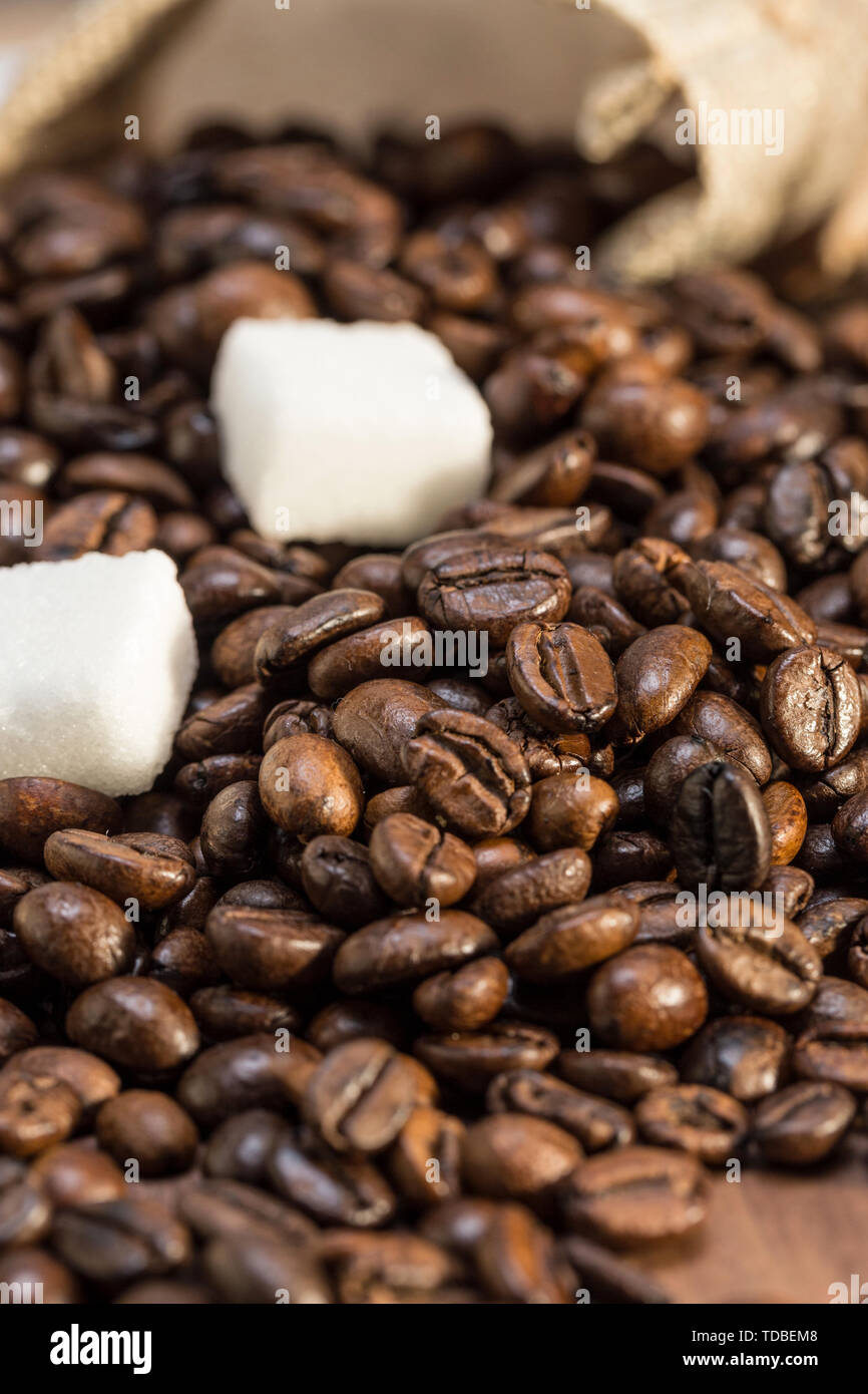 Kaffeebohnen und Würfelzucker. Stockfoto