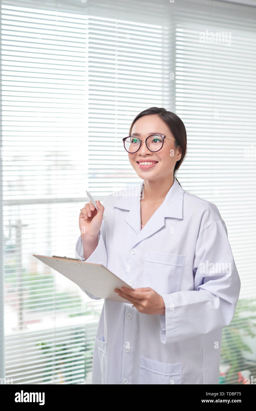 Fröhliche Arzt Frau Rezept ausfüllen Stockfoto