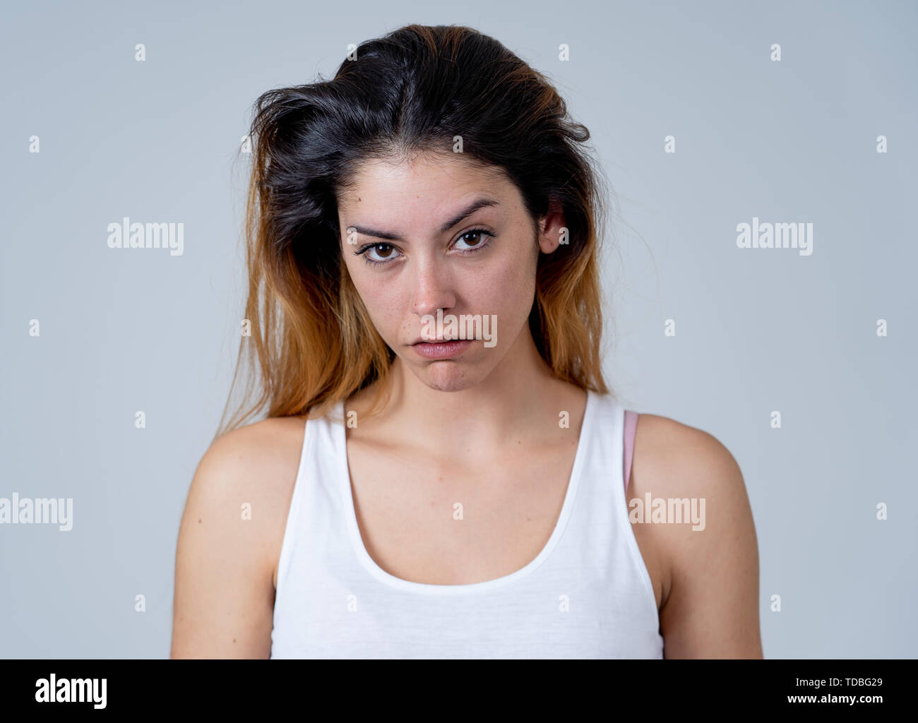 Mimik, Emotionen Wut. Junge attraktive kaukasische Frau mit wütend das Gesicht. Suchen mad und aggressiven, wütenden Gesten. Studio portr Stockfoto