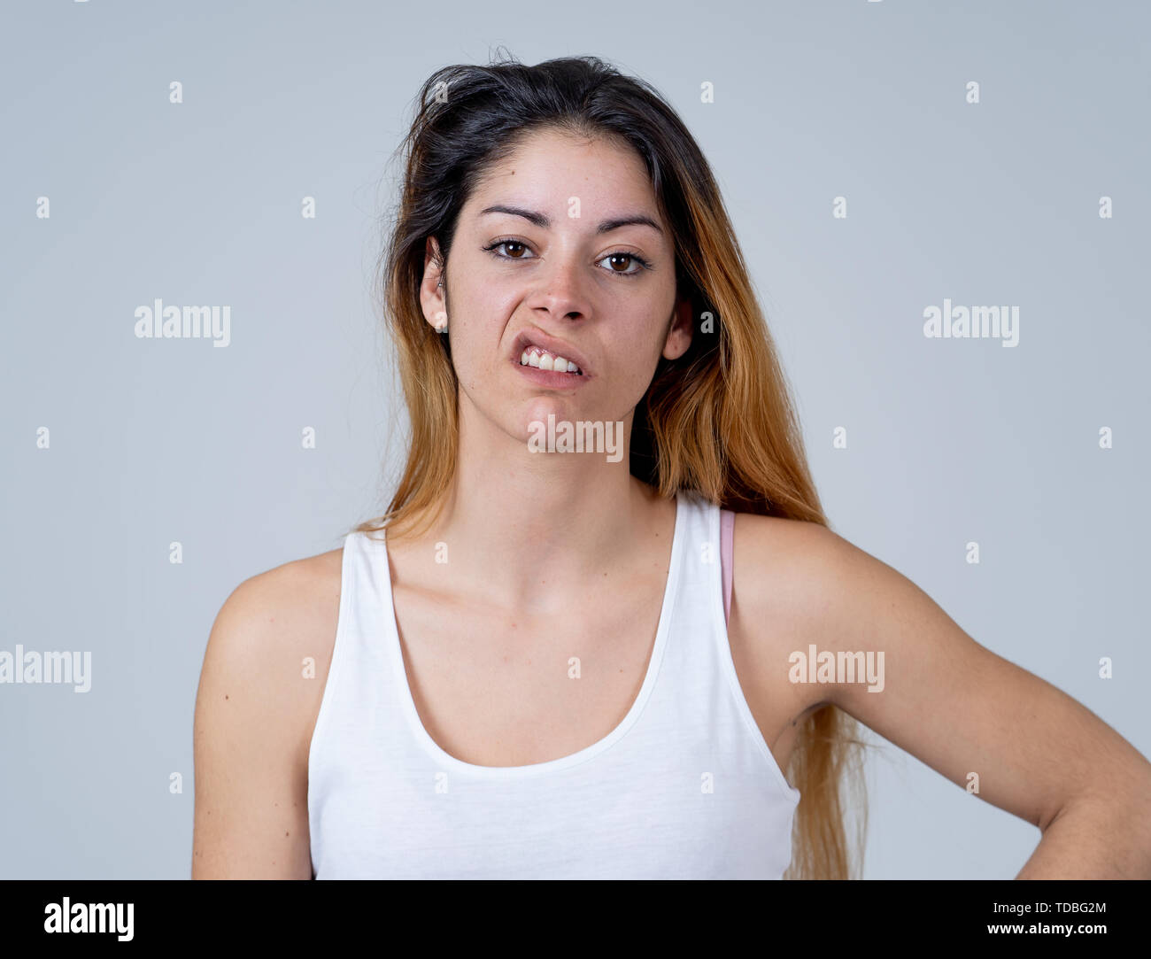 Mimik, Emotionen Wut. Junge attraktive kaukasische Frau mit wütend das Gesicht. Suchen mad und aggressiven, wütenden Gesten. Studio portr Stockfoto