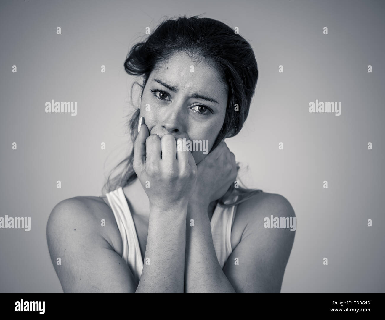 Junge Frau, die unter Depressionen leiden Gefühl miserabel hoffnungslos und selbstmörderisch. Portrait von depressiven jugendlich weiblich Weinen in Seenot. Gesichtsausdruck Stockfoto