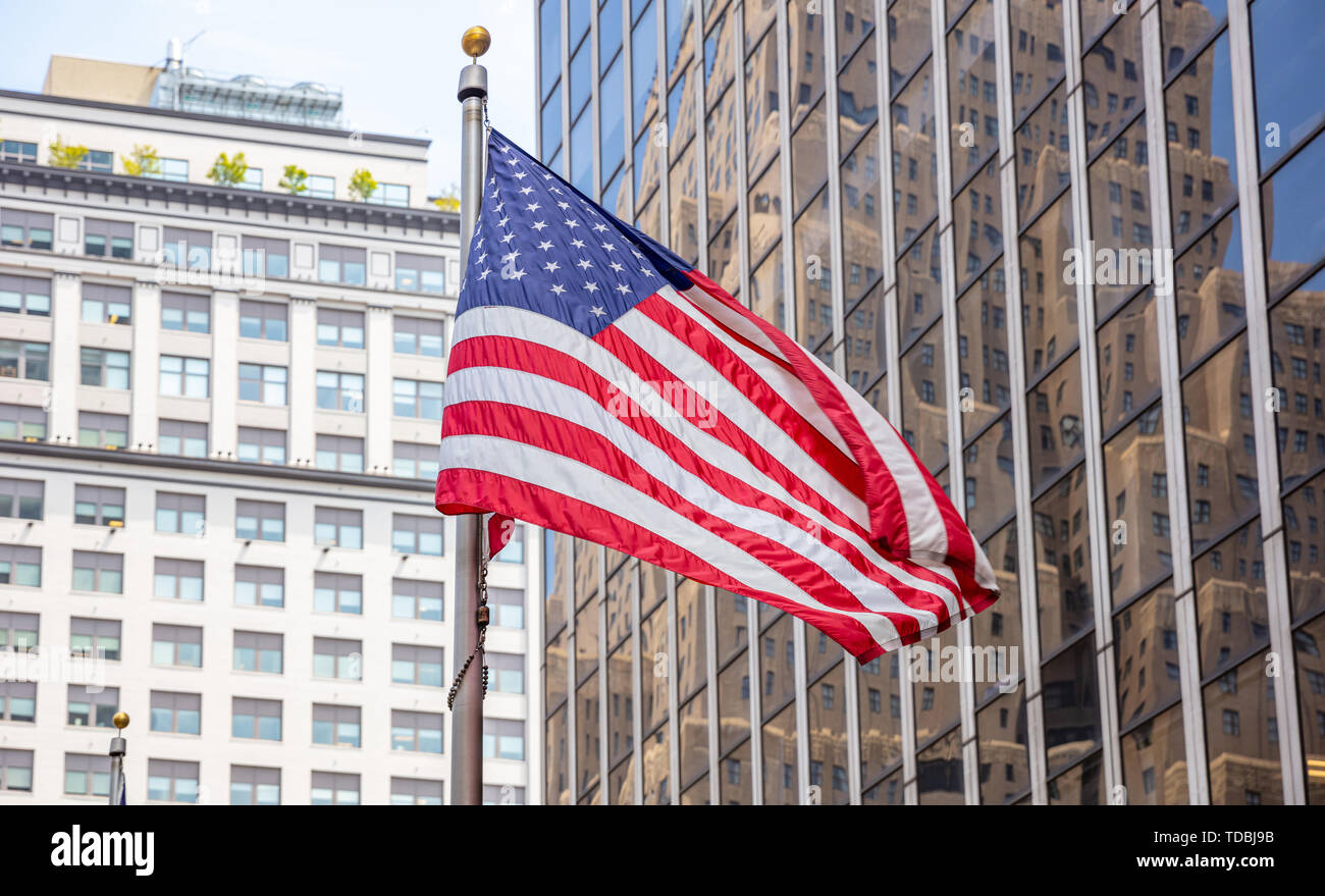 USA Symbol in den New York Straßen. Amerikanische Flagge in Manhattan downtown, Business hohe Gebäude Hintergrund Stockfoto