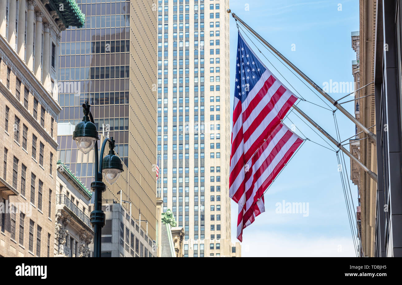 USA Symbol in den New York Straßen. Amerikanische Flaggen in einem klassischen Gebäude, Manhattan downtown, Business Area Stockfoto