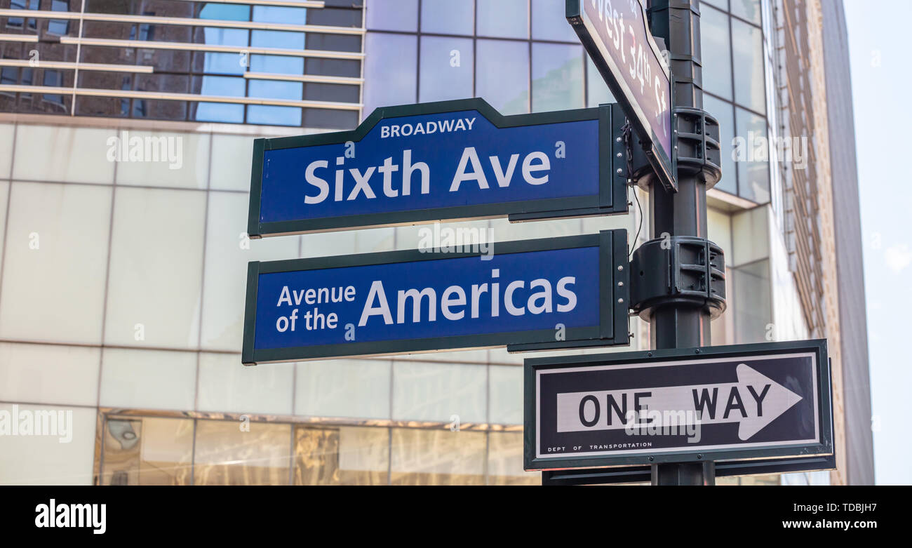 Sixfth ave Broadway Street, Manhattan, New York City. Blaue Zeichen auf blur Gebäude Fassade Hintergrund, Avenue of the Americas Stockfoto
