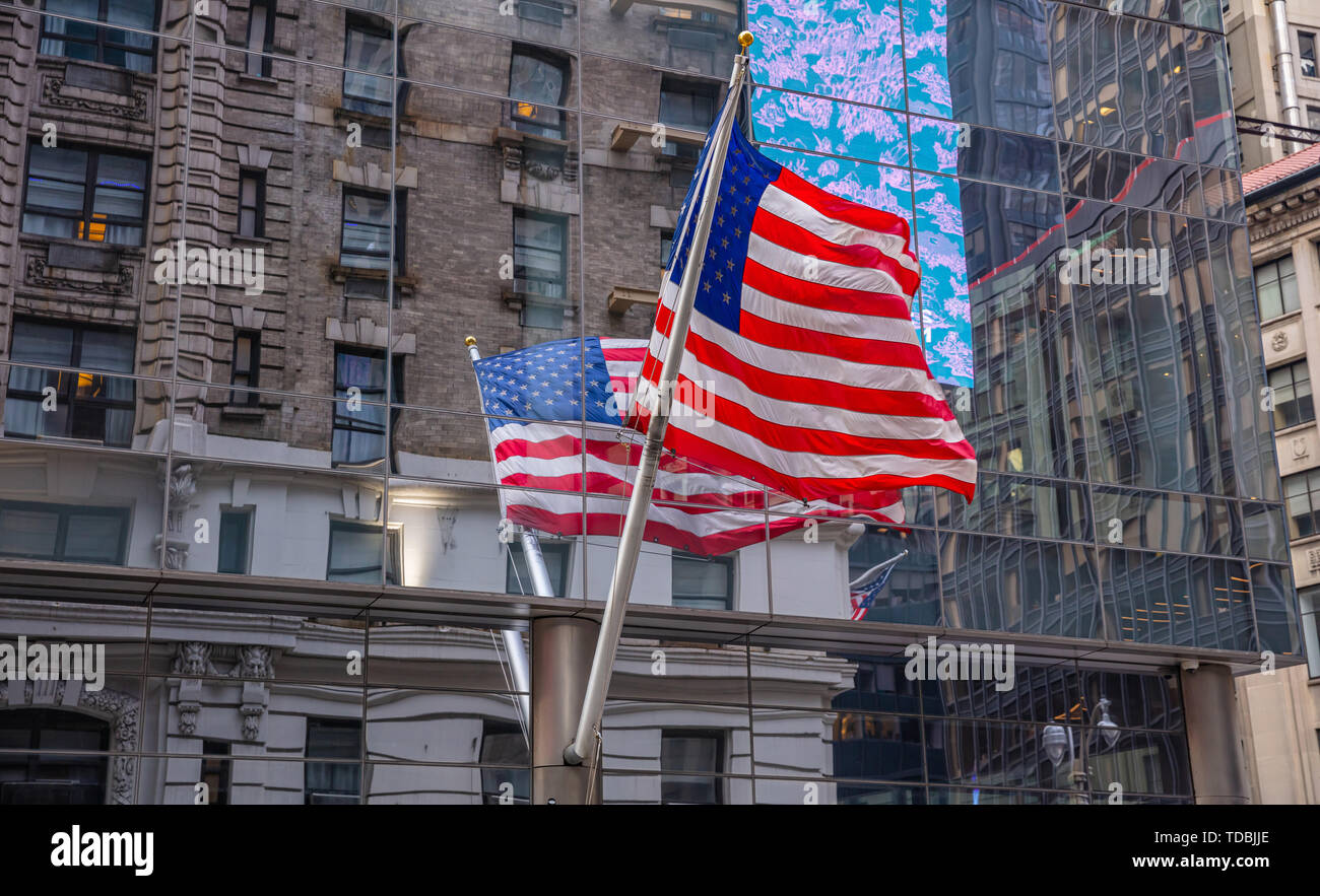 USA Symbol in den New York Straßen. Amerikanische Flagge in Manhattan downtown, Reflexionen auf dem Glas Stockfoto