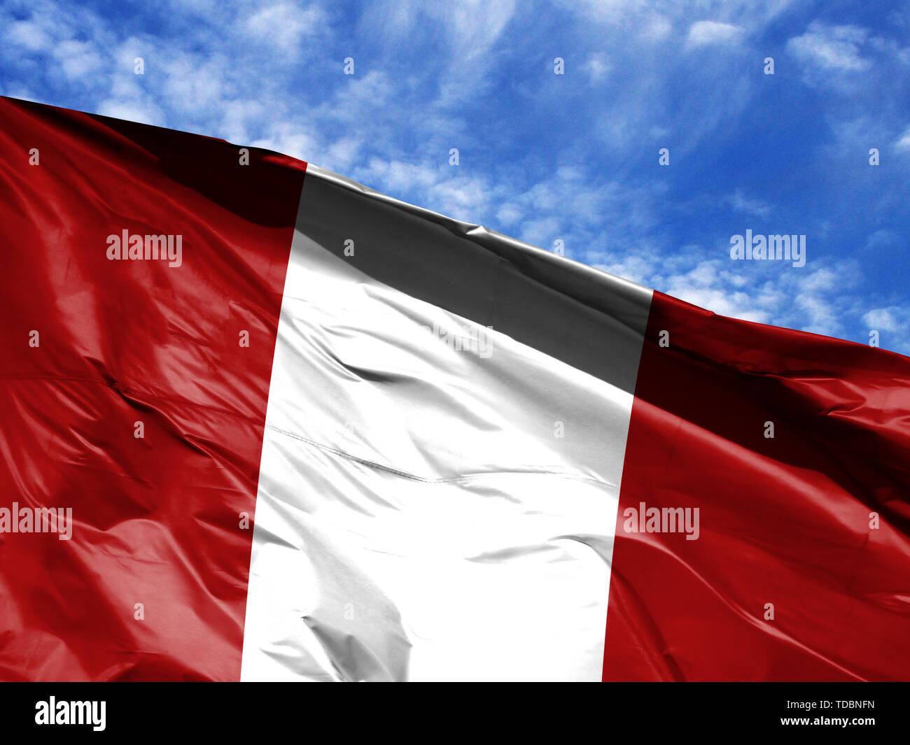 Wehende Flagge von Peru close up gegen den blauen Himmel Stockfoto