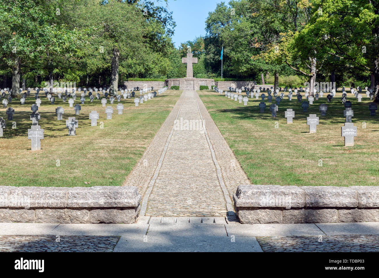 Monument und Grabsteine an Deutschen WW2 Friedhof Sandweiler in Luxemburg Stockfoto