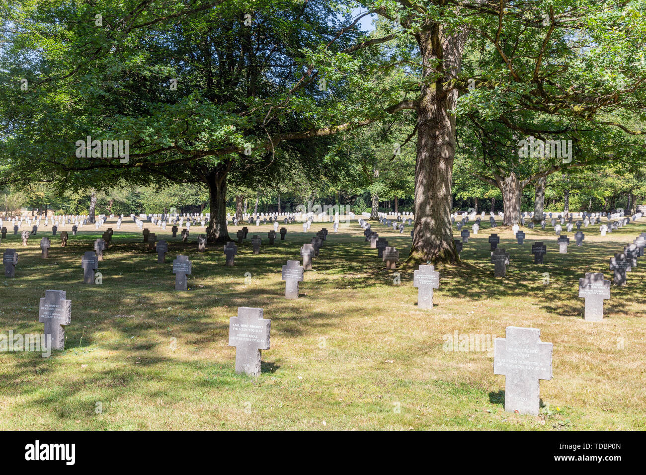 Monument und Grabsteine an Deutschen WW2 Friedhof Sandweiler in Luxemburg Stockfoto