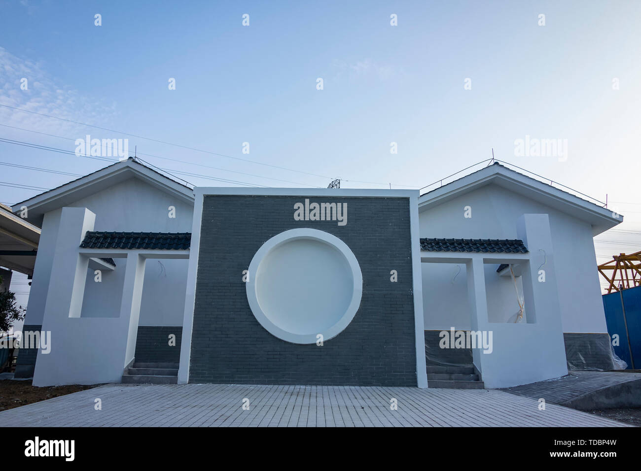 Die Geometrie des frühen Morgens am Straßenrand kombiniert sehr speziellen Architektur. Stockfoto