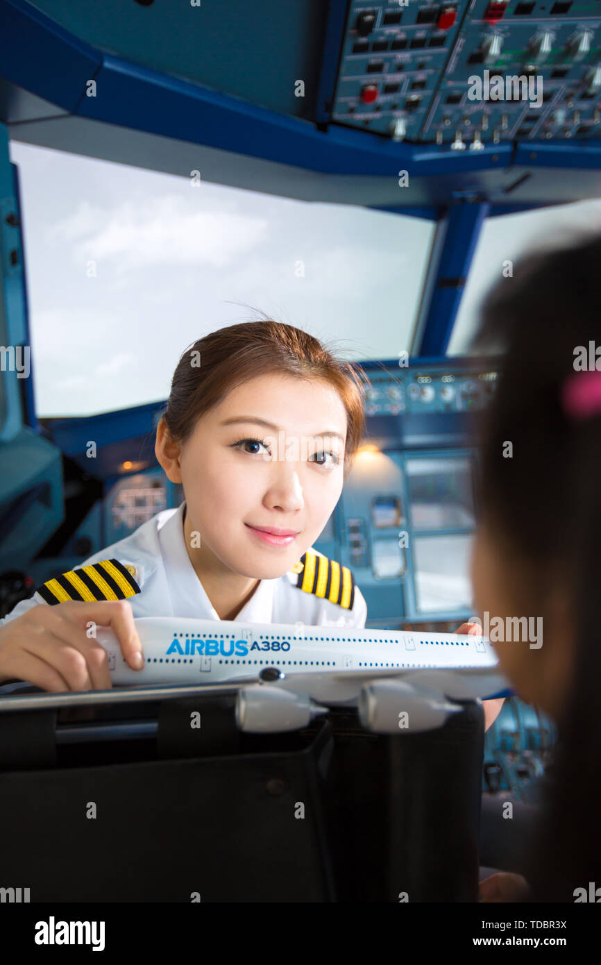 Female pilot cockpit -Fotos und -Bildmaterial in hoher Auflösung – Alamy