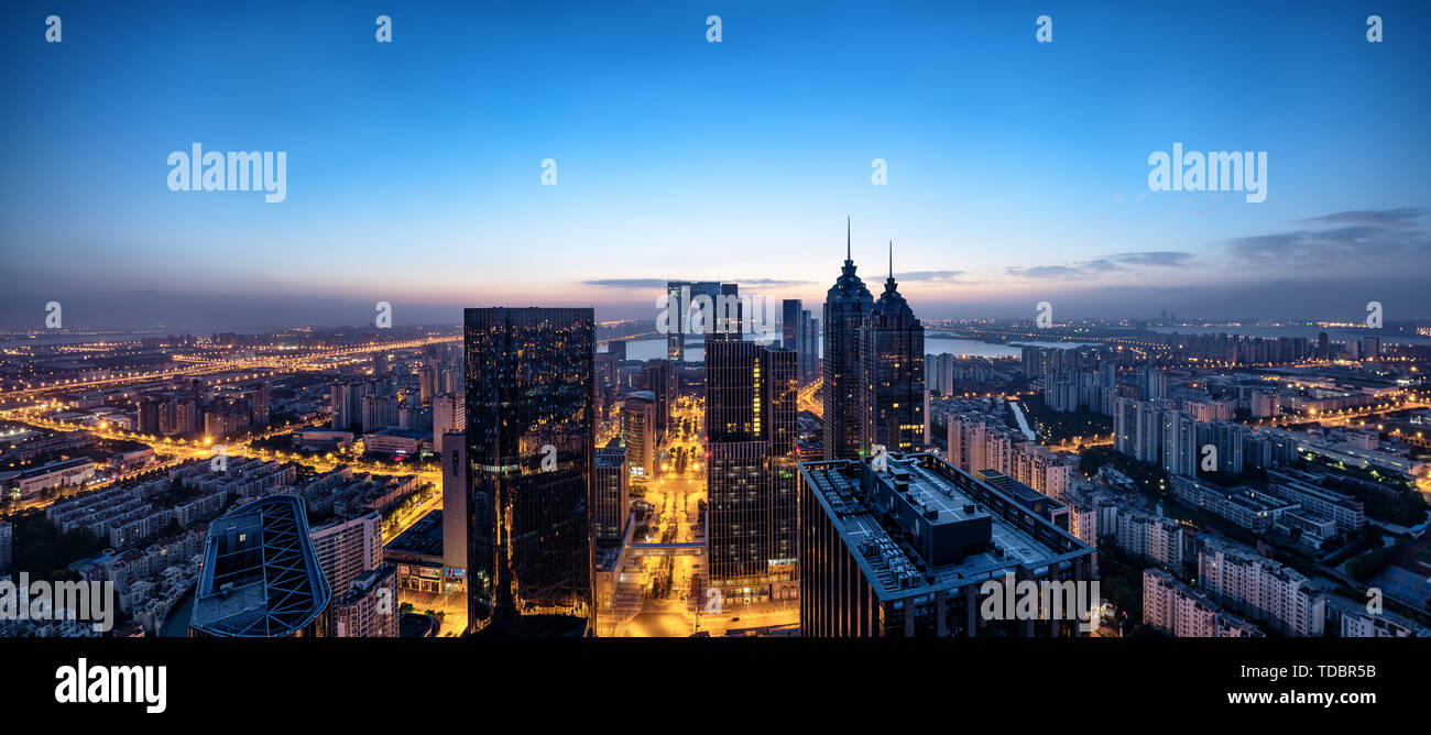 Einen Panoramablick auf die Stadt Suzhou Industrial Park im Herbst, golden Sunrise Stockfoto