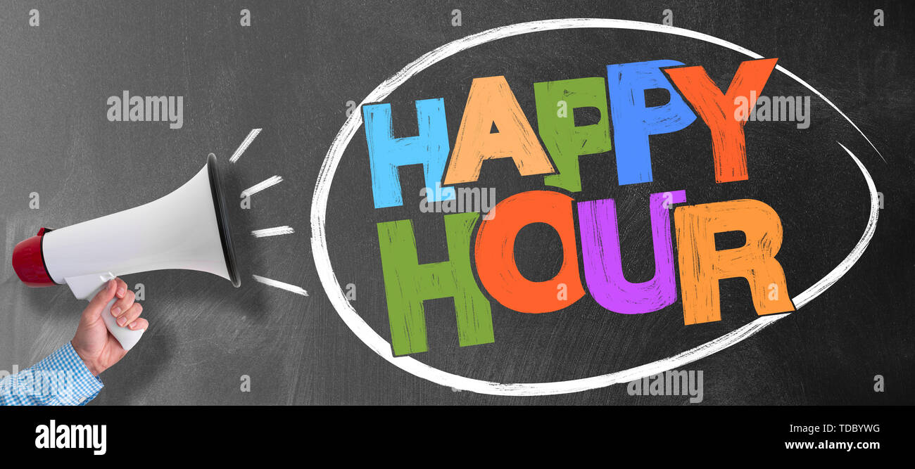 Hand der Mann mit Megaphon oder Megaphon gegen Tafel mit bunten Worten HAPPY HOUR Stockfoto