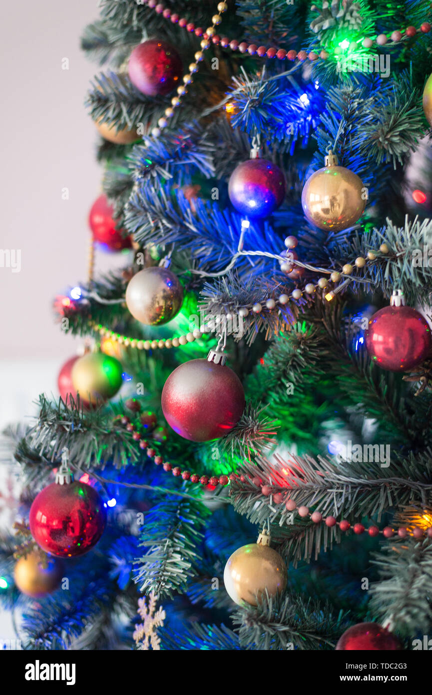 Weihnachtsbaum mit Spielzeug, Kugeln und Girlanden dekoriert. Close Up. Selektive konzentrieren. Stockfoto