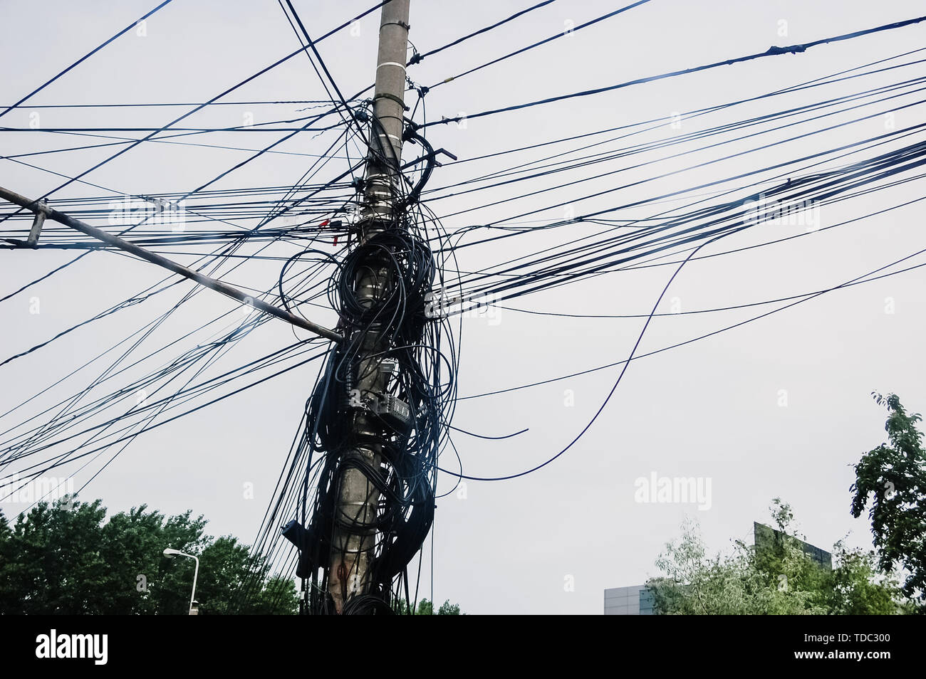 Hölzerne Stange voller Telefon Kabel verheddern, Telekommunikation Konzept. Stockfoto