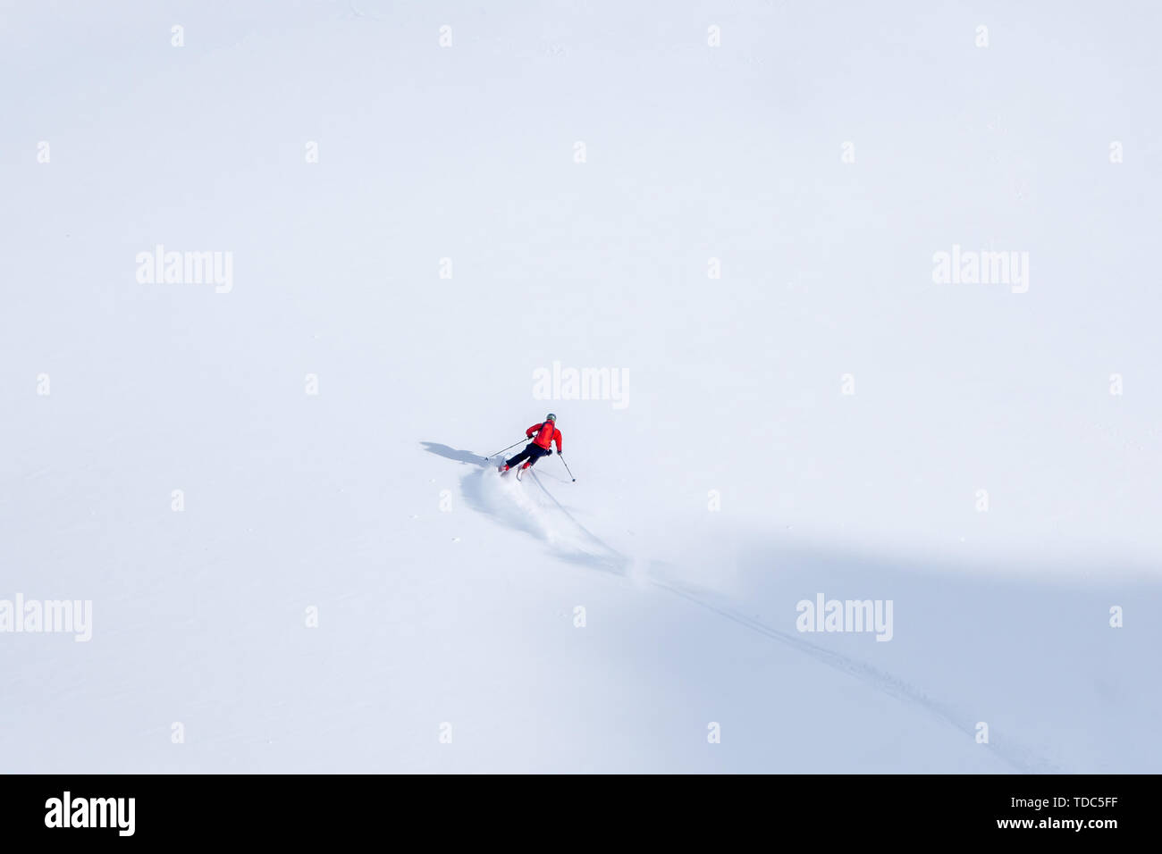 Freeride Skifahrer in verschneiten Berghang im Winter die ersten Tracks in die unberührte Jungfrau Schnee Stockfoto