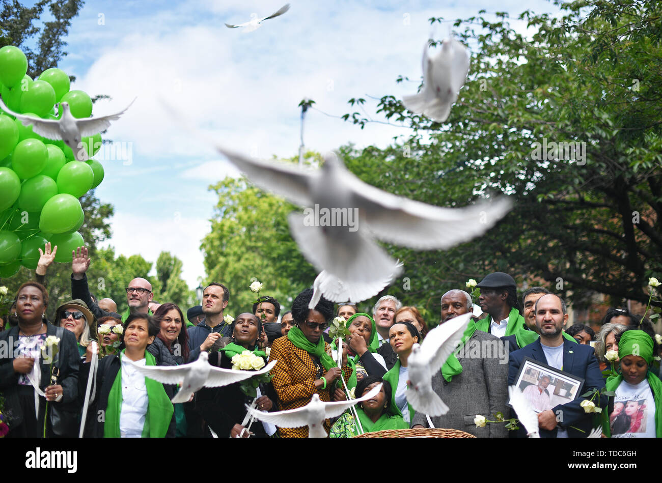 Menschen versammeln sich wie die Tauben außerhalb St Helens Kirche, London freigegeben werden, nach einem Service anlässlich des zweijährigen Jubiläums der Grenfell Hochhaus Feuer. Stockfoto