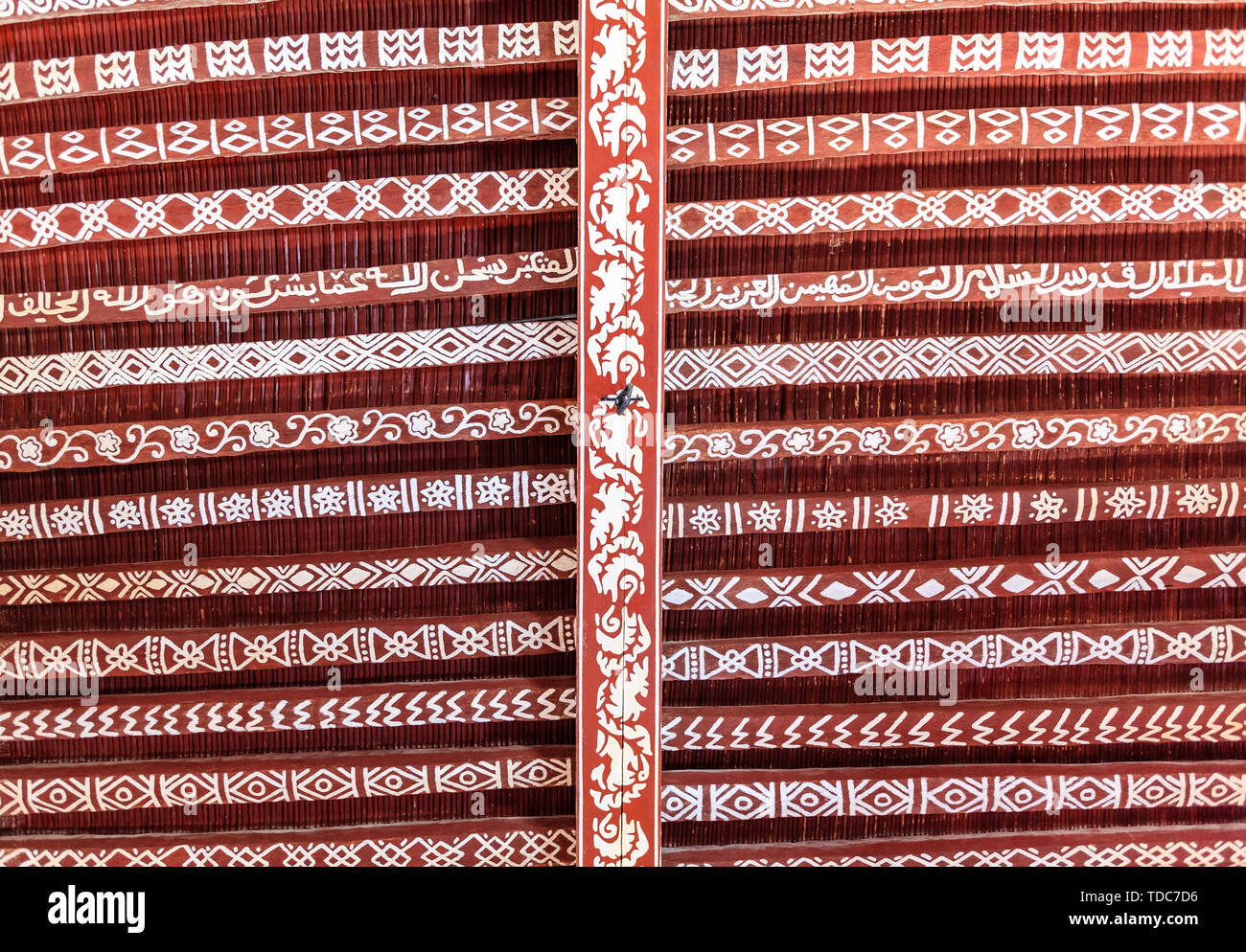Elemente der traditionellen Deckengestaltung in einem Haus in Oman Stockfoto