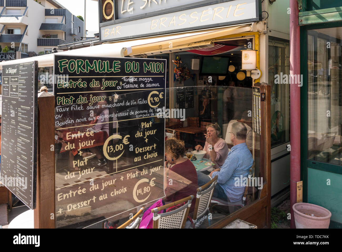Menschen im Cafe Restaurant, Plage de L'Ecluse, Dinard, Bretagne, Frankreich, Bretagne, Frankreich Stockfoto