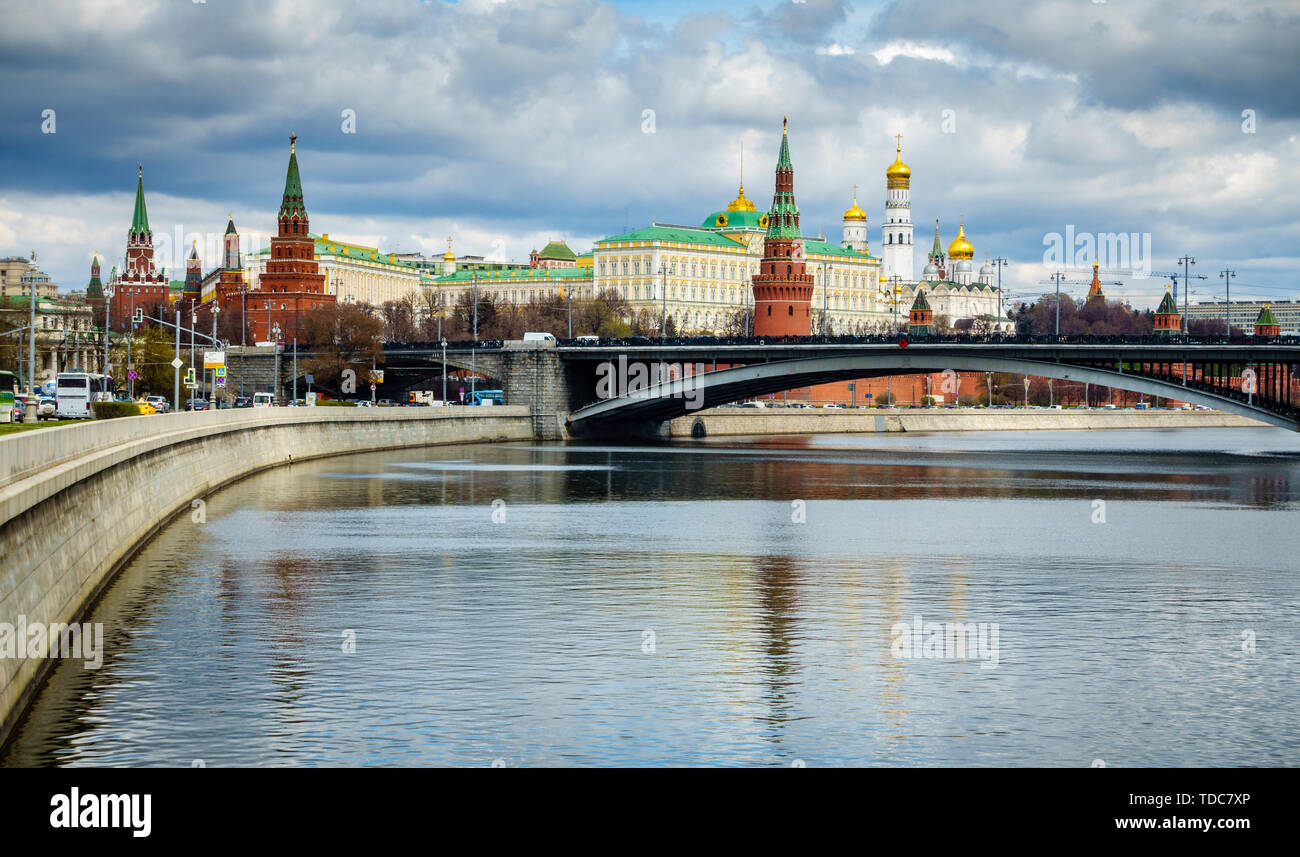 Blick auf den Moskauer Kreml vom Ufer der Moskwa Stockfoto