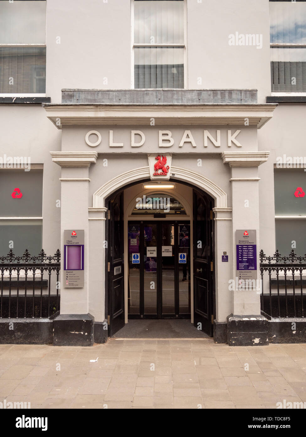 Die alte Bank Gebäude in der High Street in Abergavenny Wales UK ein traditionelles High Street Bank Gebäude jetzt Natwest Stockfoto