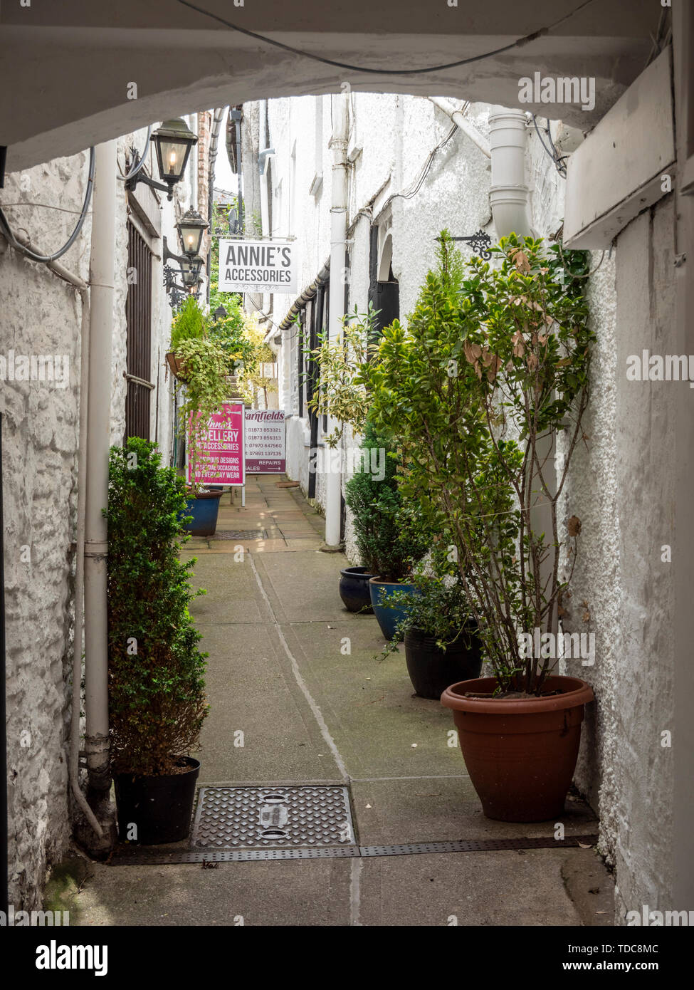 Eine schmale Gasse und Straße mit unabhängigen Geschäfte in Abergavenny UK Stockfoto