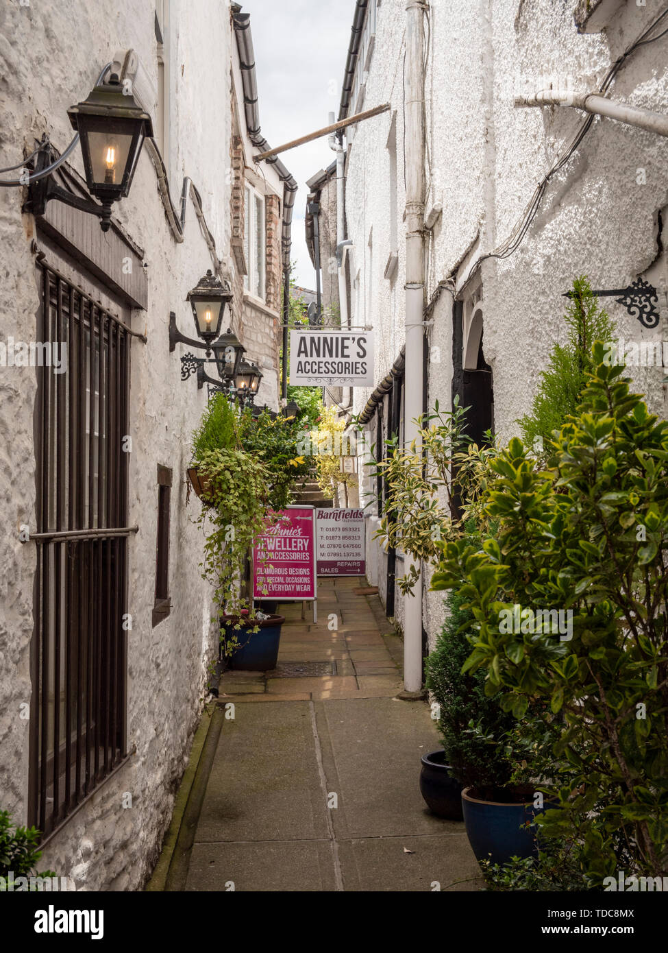 Eine schmale Gasse und Straße mit unabhängigen Geschäfte in Abergavenny UK Stockfoto