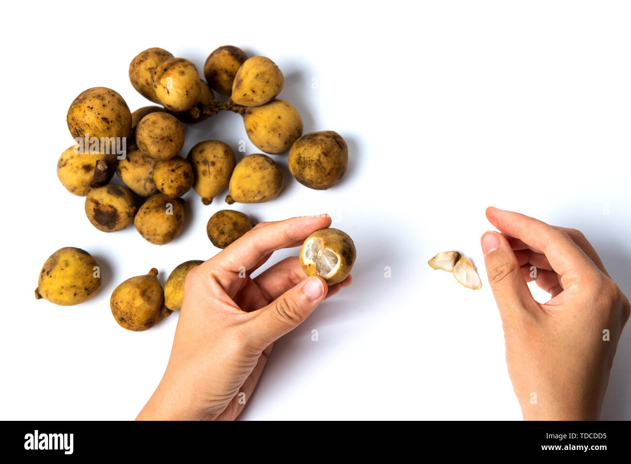Frau peeling langsat tropische Früchte auf weißem Hintergrund Stockfoto Frau peeling langsat tropische Früchte auf weißem Hintergrund Stockfoto