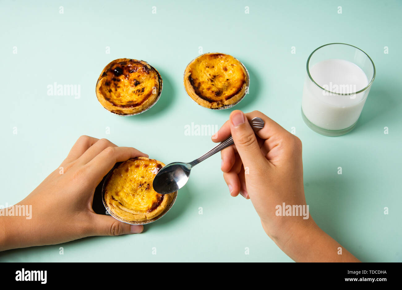 Weibliche essen Ei tart Dessert mit einem Löffel Draufsicht Stockfoto