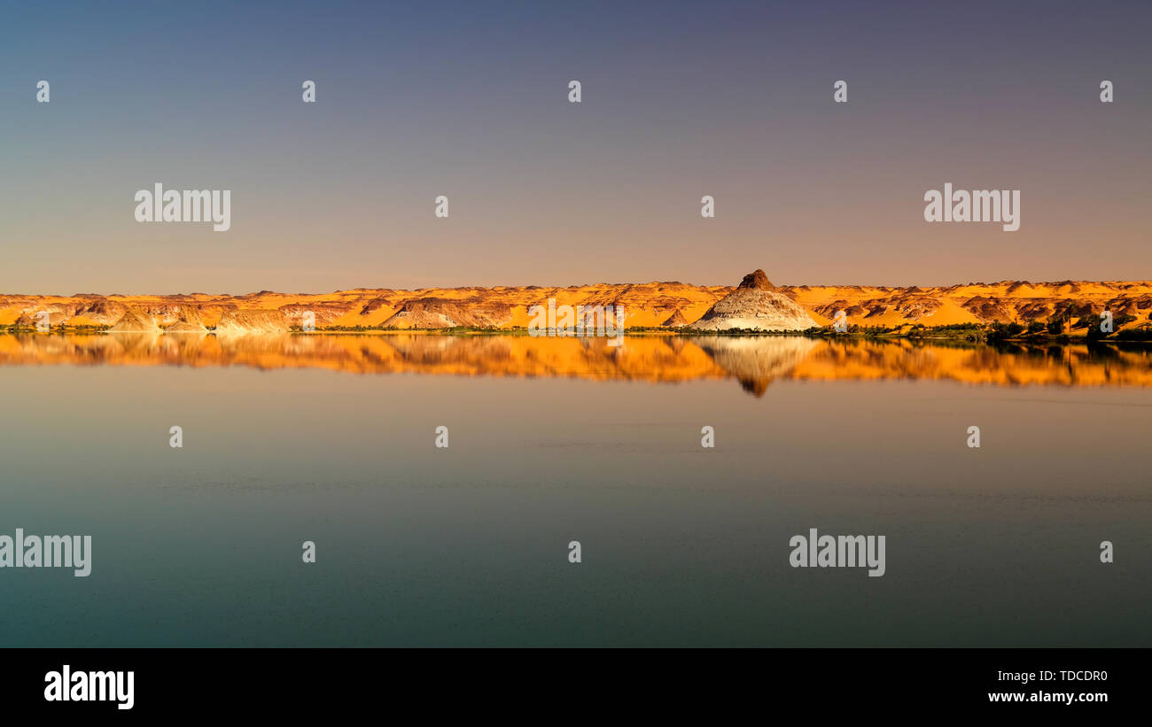 Panoramablick auf Teli See Gruppe von Ounianga Serir Seen, Ennedi, Tschad Stockfoto