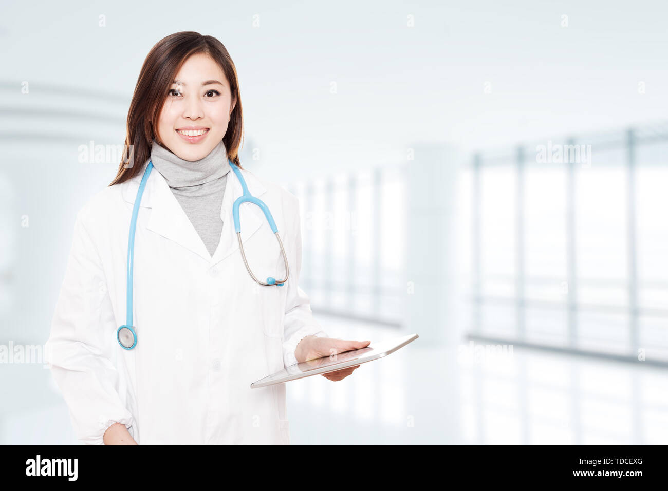 Junge schöne Frau Doktor in weiße Uniform im Krankenhaus Stockfoto