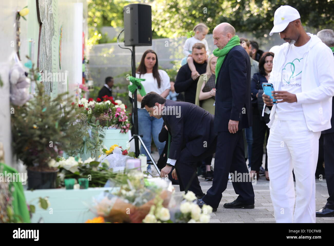 Shadow Gehäuse Sekretärin John Healey (Mitte) während einer Kranzniederlegung Zeremonie ausserhalb Grenfell Tower, London, anlässlich des 2-jährigen Jubiläums des Hochhauses Brand in Erinnerung an die 72 Menschen, die ihr Leben verloren. Stockfoto