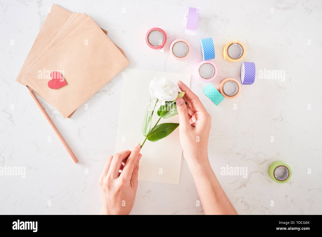 Die Dekorationen oder Grußkarte. Papierstreifen, Blume, Schere. Kunsthandwerk im Urlaub: Geburtstag, Muttertag oder Vatertag, 8. März, Hochzeit. Stockfoto