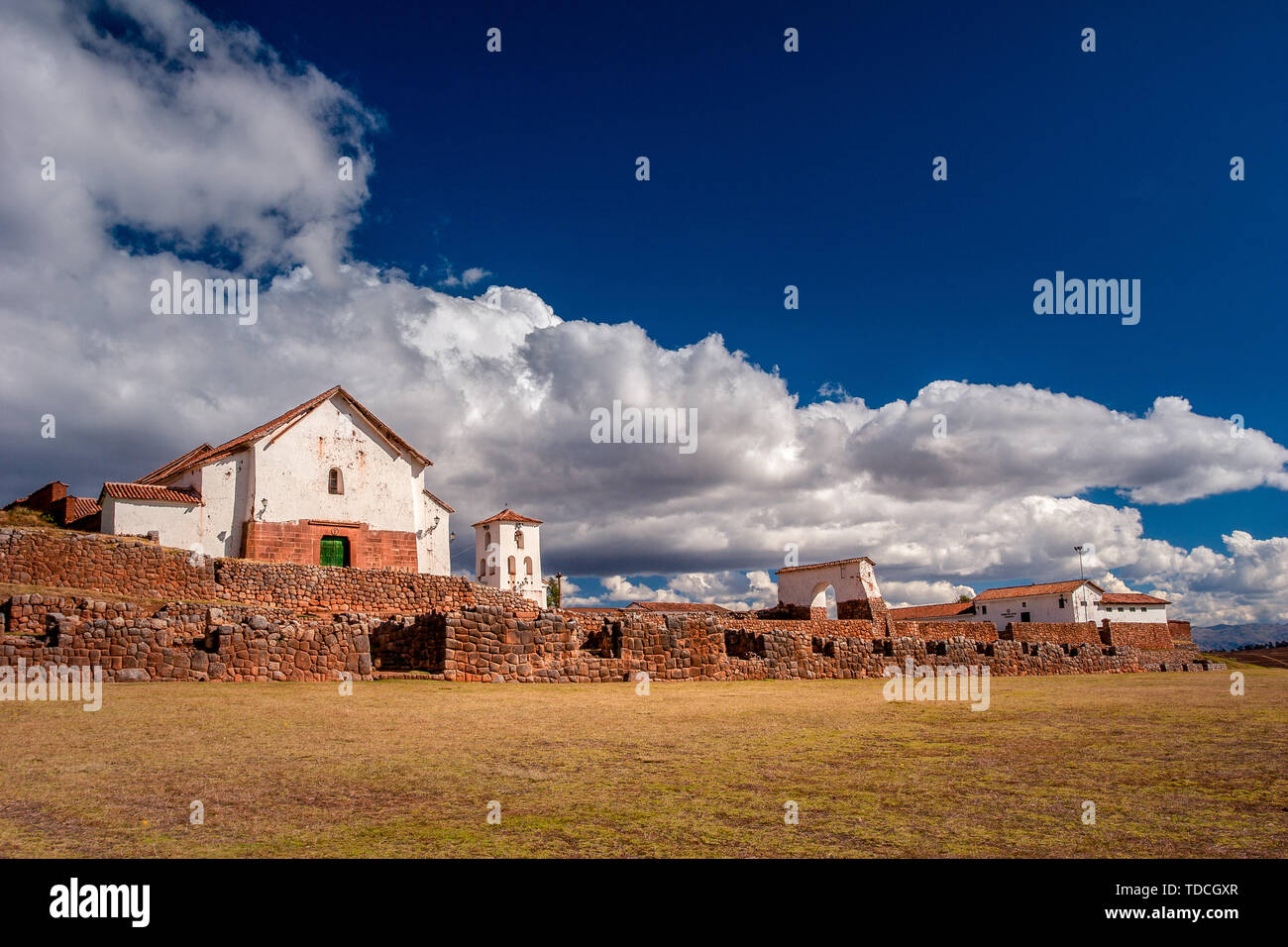 Blick auf den kleinen rustikalen Stadt Chinchero im Heiligen Tal in der Nähe der Stadt Cusco in Peru. Inka Ruinen und kolonialen Kirche mit charakteristischen Bögen. Stockfoto