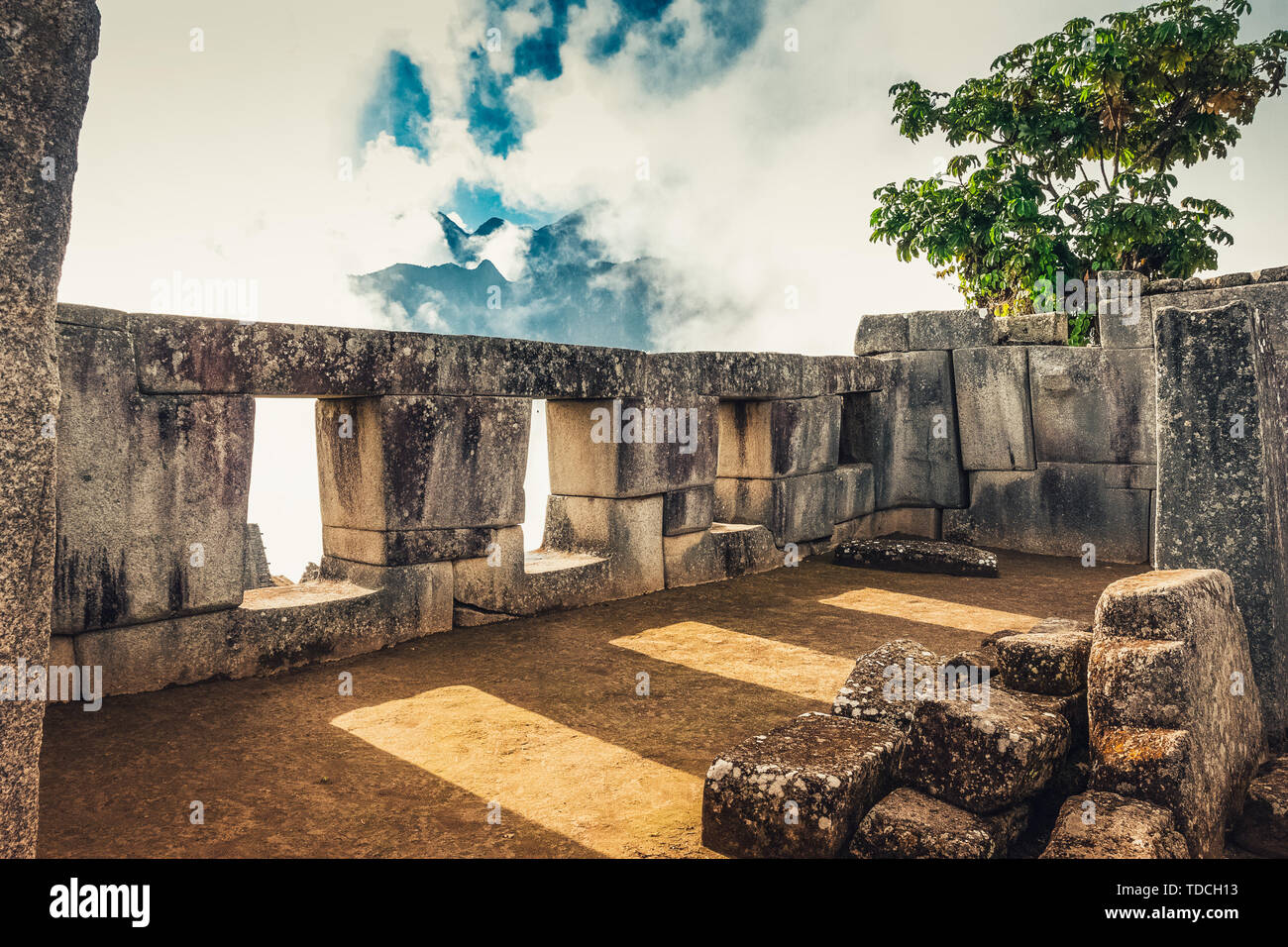 Blick auf den zeremoniellen Tempel der Sonne bauen von Incas auf dem Machu Picchu Mountain. Sonnenstrahlen vorbei Trog. Stockfoto