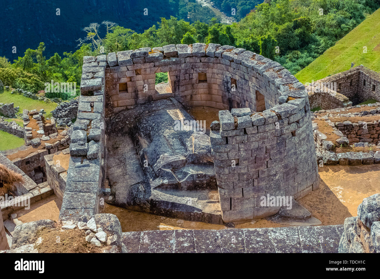 Blick auf den zeremoniellen Tempel der Sonne bauen von Incas auf dem Machu Picchu Mountain. Archäologische Stätte. Beliebte Touristenattraktion. Stockfoto