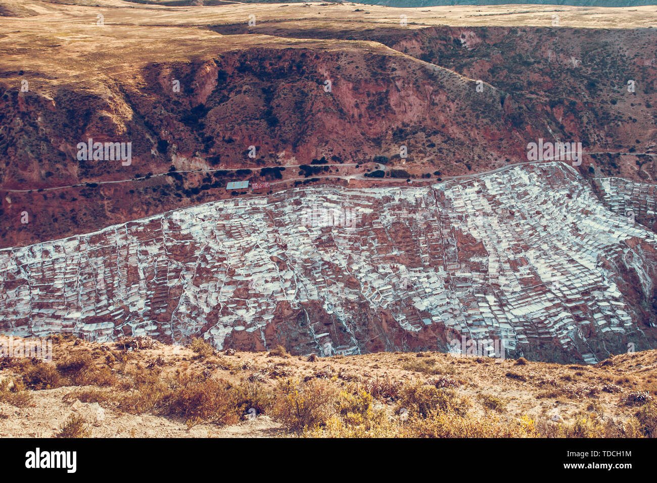 Luftaufnahme auf die Salzminen von Maras Tal in der Nähe der Stadt Cusco in Peru. Salz Verdunstung Teiche. Reiseziel in Heiligen tal. Stockfoto