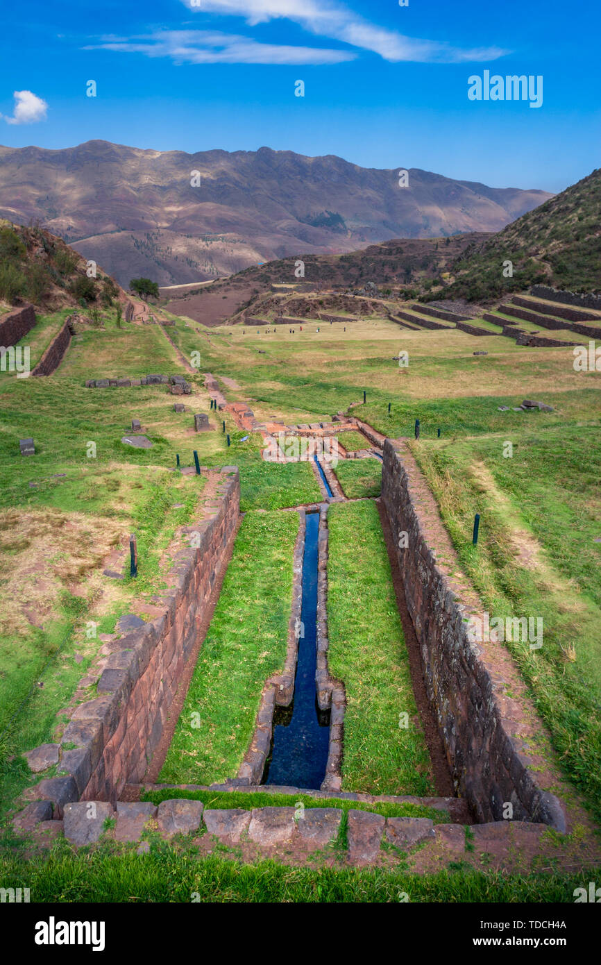 Blick auf das Wasser, Kanäle, Bewässerungssystem von Incas verwendet. Tipon Ruinen in Peru. Stockfoto