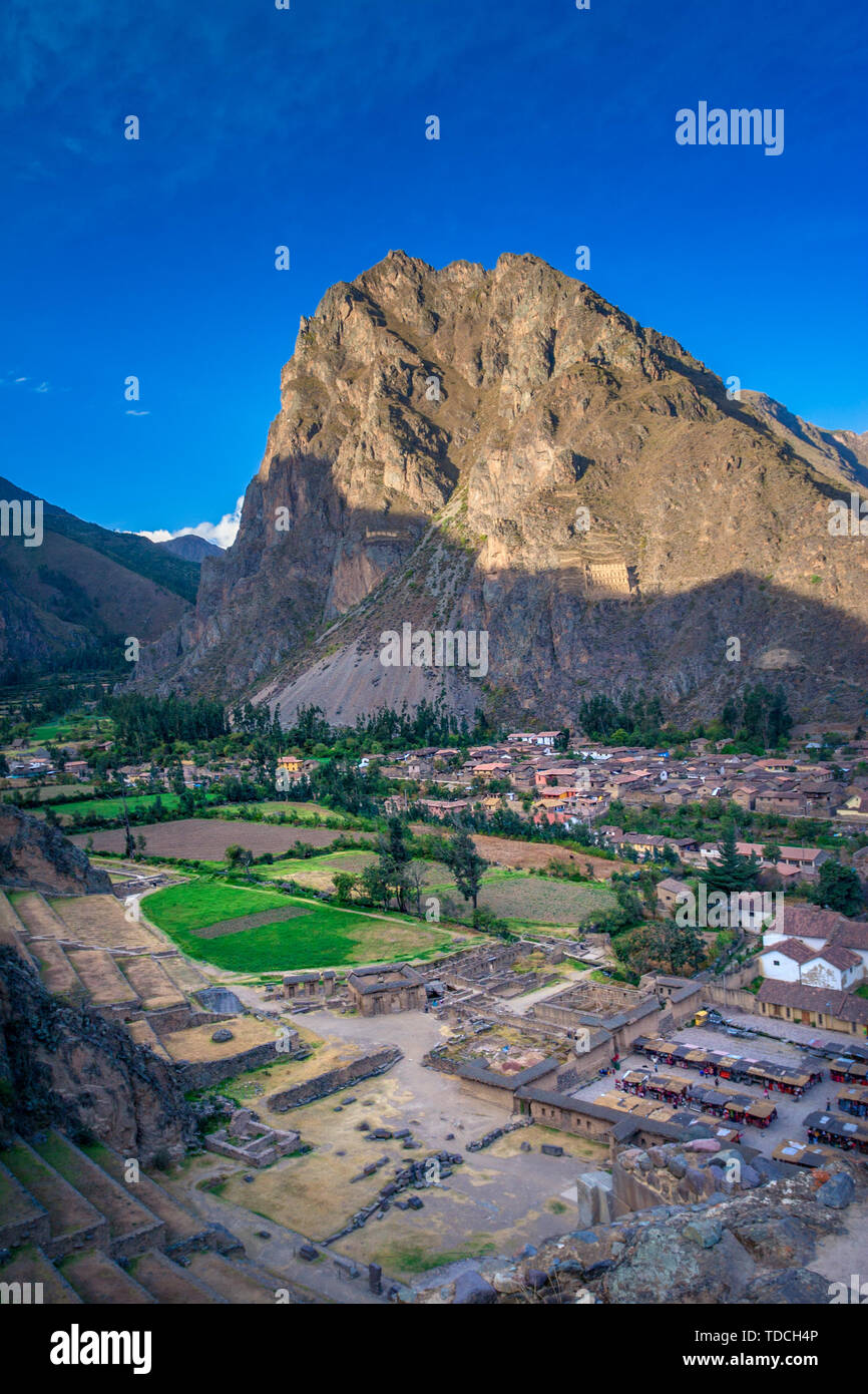 Ollantaytambo - Inka-ruinen und Tor zu Machu Picchu in Peru. Blick auf die archäologische Stätte im Heiligen Tal. Stockfoto