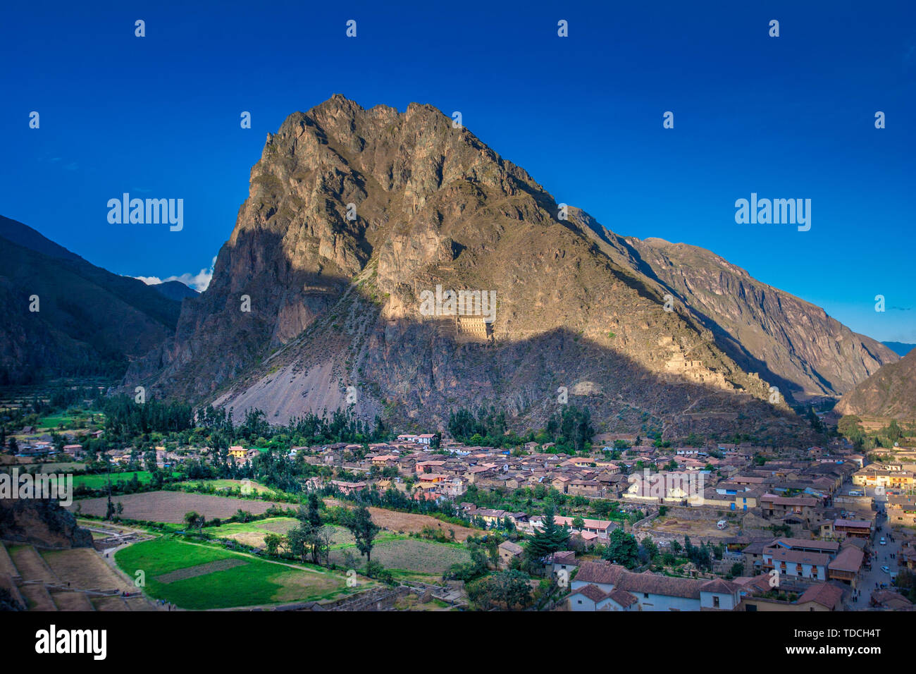 Ollantaytambo - Inka-ruinen und Tor zu Machu Picchu in Peru. Blick auf die archäologische Stätte im Heiligen Tal. Stockfoto