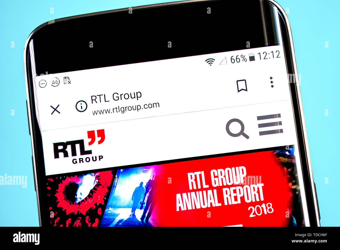 Berdyansk, Ukraine - 4. Juni 2019: RTL Group Website Homepage. Die RTL Group Logo sichtbar auf dem Bildschirm des Telefons, Illustrative Editorial Stockfoto